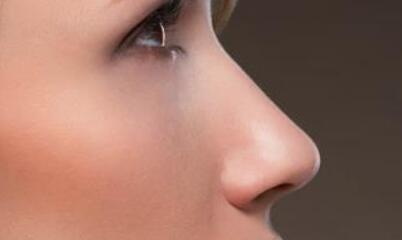 假体隆鼻后遗症有哪些表现(假体隆鼻会有哪些后遗症)