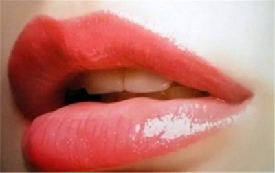 正常嘴唇的颜色是什么颜色(正常人的嘴唇是什么颜色的)