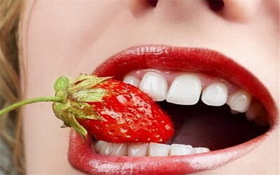 口干舌燥牙齿松动是怎么回事_口苦伴有牙齿出血是什么原因