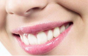 牙齿和牙龈之间有黑色结石(牙齿和牙龈之间有黑色缝隙)