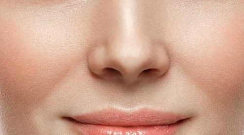鼻子上面有竖纹是什么原因造成的【鼻子上面有白色的小点是什么】