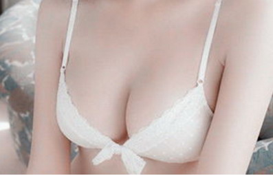 女性乳房不对称是什么原因(女性乳房大小不对称正常吗)