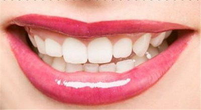 牙龈与牙齿分离(牙龈萎缩与牙齿分离)