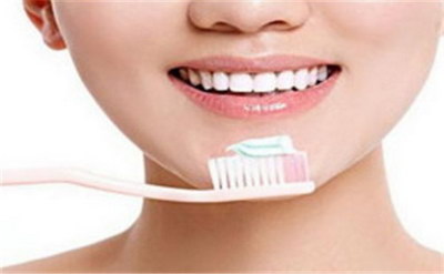刷牙有个牙龈经常出血(牙龈出血经常刷牙能改善吗)