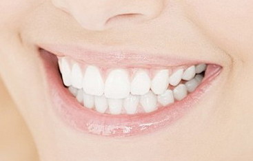 拔牙后牙龈内侧长白色硬物_拔牙后牙龈内测有白色骨头露出