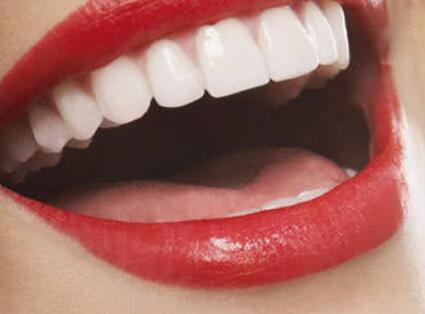 拔牙后牙床变白色肿痛_拔牙后牙床多久能长平