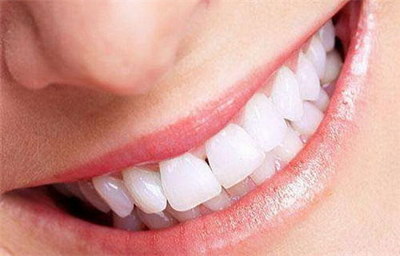 成人牙齿变稀疏的原因(成人牙齿稀疏的原因)