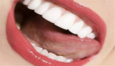 门牙裂缝是什么原因导致的(小孩门牙裂缝是什么原因)