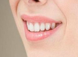 牙齿上有牙斑是怎么回事「牙齿上有一个小黑点是怎么回事」