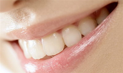 拔牙之后24小时可以刷牙吗_拔牙之后白色的软的是什么